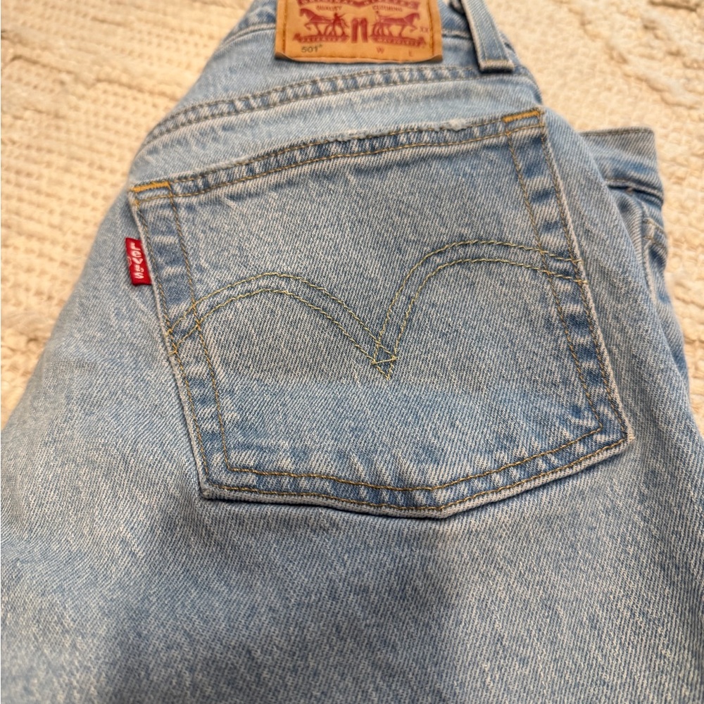 Levi's 501 Jeans - Original Fit 501 Jeans - medium wash Size 28 - Picture 6 of 7